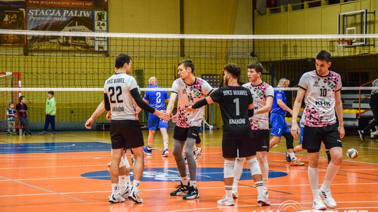 Mecz siatkówki pomiędzy GKPS Gorlice a Wawelem Kraków siatkarze podczas meczu