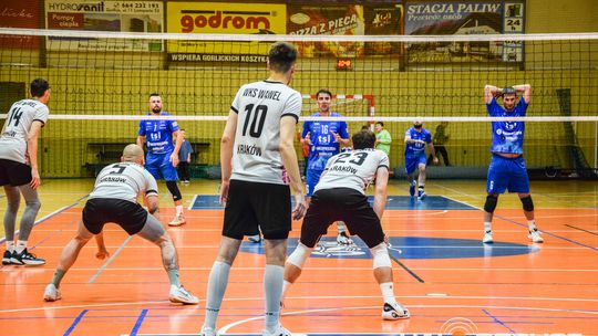 Mecz siatkówki pomiędzy GKPS Gorlice a Wawelem Kraków siatkarze podczas meczu