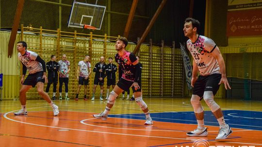 Mecz siatkówki pomiędzy GKPS Gorlice a Wawelem Kraków siatkarze podczas meczu