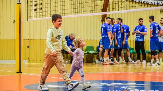 Mecz siatkówki pomiędzy GKPS Gorlice a Wawelem Kraków siatkarze podczas meczu