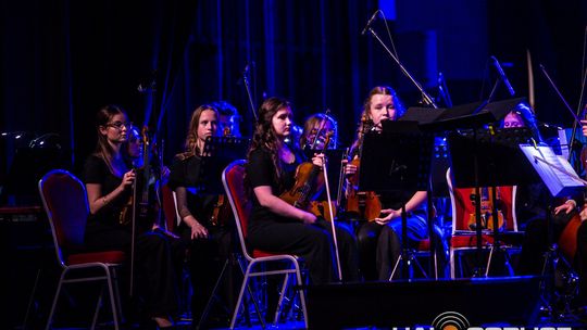 Finał polsko-niemieckiego projektu „Symphonic Project for Peace and Humanity” zdjęcie przedstawia muzyków na scenie Gorlickiego Centrum Kultury