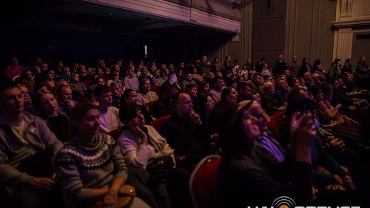 Finał polsko-niemieckiego projektu „Symphonic Project for Peace and Humanity” zdjęcie przedstawia muzyków na scenie Gorlickiego Centrum Kultury