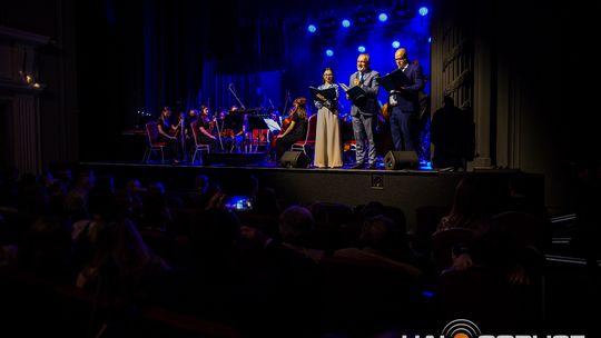 Finał polsko-niemieckiego projektu „Symphonic Project for Peace and Humanity” zdjęcie przedstawia muzyków na scenie Gorlickiego Centrum Kultury