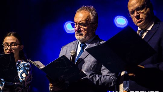 Finał polsko-niemieckiego projektu „Symphonic Project for Peace and Humanity” zdjęcie przedstawia muzyków na scenie Gorlickiego Centrum Kultury