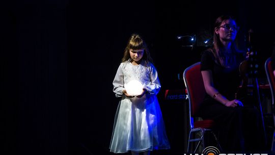 Finał polsko-niemieckiego projektu „Symphonic Project for Peace and Humanity” zdjęcie przedstawia muzyków na scenie Gorlickiego Centrum Kultury