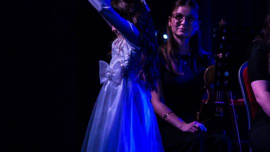 Finał polsko-niemieckiego projektu „Symphonic Project for Peace and Humanity” zdjęcie przedstawia muzyków na scenie Gorlickiego Centrum Kultury