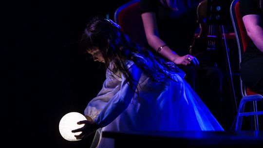 Finał polsko-niemieckiego projektu „Symphonic Project for Peace and Humanity” zdjęcie przedstawia muzyków na scenie Gorlickiego Centrum Kultury