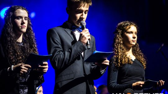 Finał polsko-niemieckiego projektu „Symphonic Project for Peace and Humanity” zdjęcie przedstawia muzyków na scenie Gorlickiego Centrum Kultury