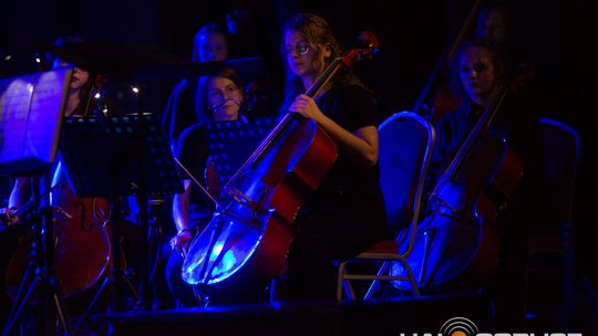 Finał polsko-niemieckiego projektu „Symphonic Project for Peace and Humanity” zdjęcie przedstawia muzyków na scenie Gorlickiego Centrum Kultury