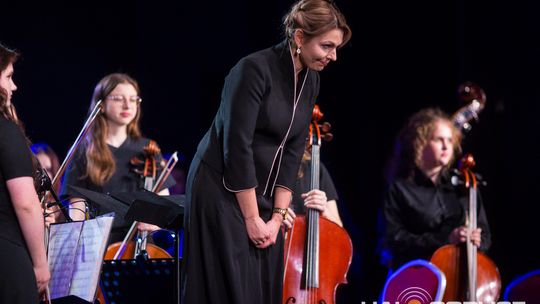 Finał polsko-niemieckiego projektu „Symphonic Project for Peace and Humanity” zdjęcie przedstawia muzyków na scenie Gorlickiego Centrum Kultury