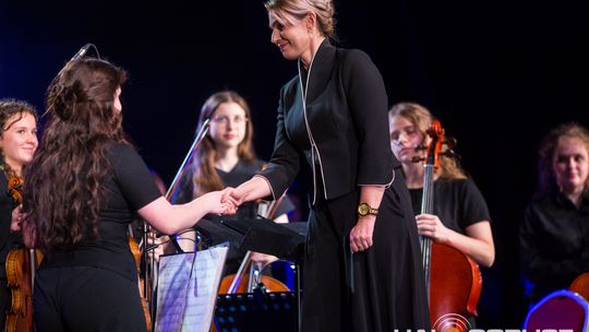 Finał polsko-niemieckiego projektu „Symphonic Project for Peace and Humanity” zdjęcie przedstawia muzyków na scenie Gorlickiego Centrum Kultury