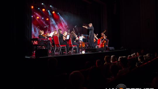 Finał polsko-niemieckiego projektu „Symphonic Project for Peace and Humanity” zdjęcie przedstawia muzyków na scenie Gorlickiego Centrum Kultury