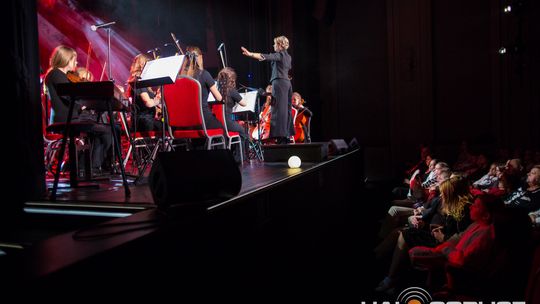 Finał polsko-niemieckiego projektu „Symphonic Project for Peace and Humanity” zdjęcie przedstawia muzyków na scenie Gorlickiego Centrum Kultury