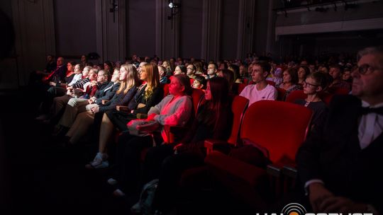 Finał polsko-niemieckiego projektu „Symphonic Project for Peace and Humanity” zdjęcie przedstawia muzyków na scenie Gorlickiego Centrum Kultury
