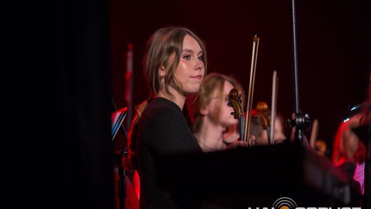Finał polsko-niemieckiego projektu „Symphonic Project for Peace and Humanity” zdjęcie przedstawia muzyków na scenie Gorlickiego Centrum Kultury
