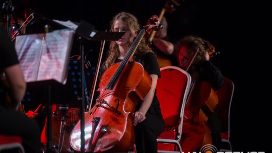 Finał polsko-niemieckiego projektu „Symphonic Project for Peace and Humanity” zdjęcie przedstawia muzyków na scenie Gorlickiego Centrum Kultury
