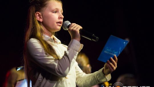 Finał polsko-niemieckiego projektu „Symphonic Project for Peace and Humanity” zdjęcie przedstawia muzyków na scenie Gorlickiego Centrum Kultury