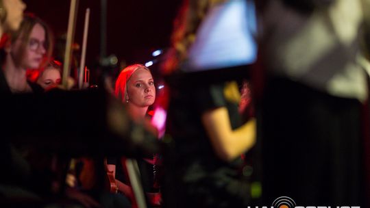 Finał polsko-niemieckiego projektu „Symphonic Project for Peace and Humanity” zdjęcie przedstawia muzyków na scenie Gorlickiego Centrum Kultury