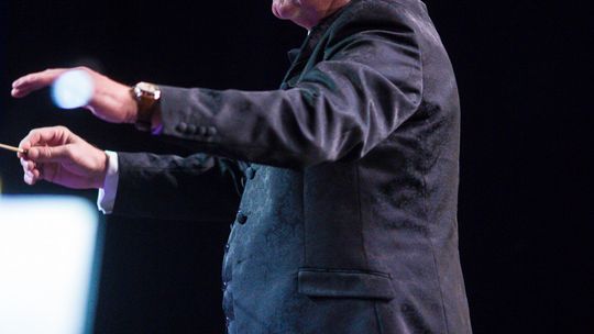 Finał polsko-niemieckiego projektu „Symphonic Project for Peace and Humanity” zdjęcie przedstawia muzyków na scenie Gorlickiego Centrum Kultury