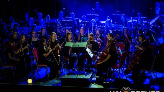 Finał polsko-niemieckiego projektu „Symphonic Project for Peace and Humanity” zdjęcie przedstawia muzyków na scenie Gorlickiego Centrum Kultury