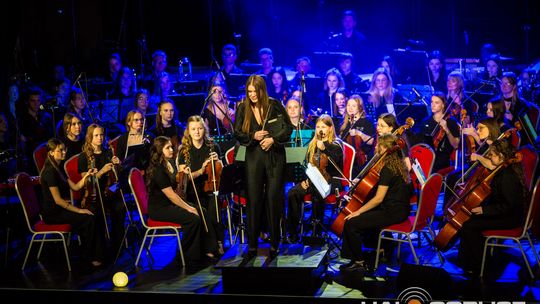 Finał polsko-niemieckiego projektu „Symphonic Project for Peace and Humanity” zdjęcie przedstawia muzyków na scenie Gorlickiego Centrum Kultury