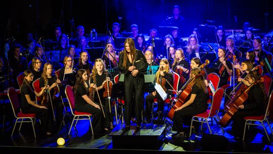 Finał polsko-niemieckiego projektu „Symphonic Project for Peace and Humanity” zdjęcie przedstawia muzyków na scenie Gorlickiego Centrum Kultury