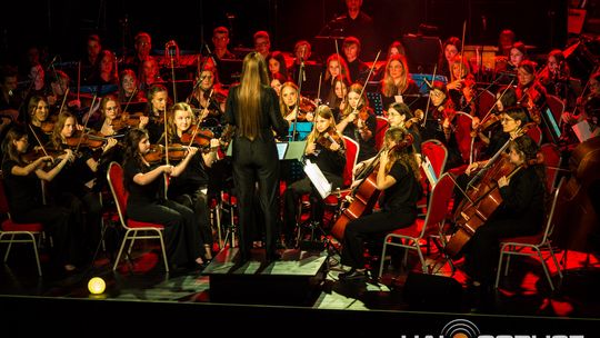 Finał polsko-niemieckiego projektu „Symphonic Project for Peace and Humanity” zdjęcie przedstawia muzyków na scenie Gorlickiego Centrum Kultury