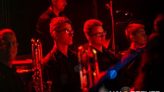 Finał polsko-niemieckiego projektu „Symphonic Project for Peace and Humanity” zdjęcie przedstawia muzyków na scenie Gorlickiego Centrum Kultury