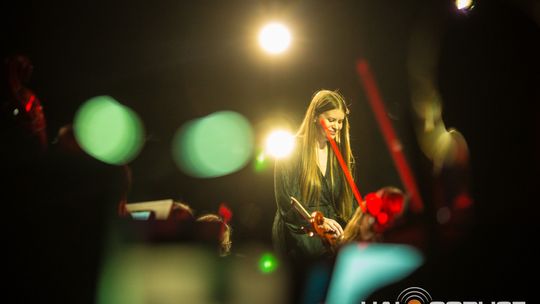 Finał polsko-niemieckiego projektu „Symphonic Project for Peace and Humanity” zdjęcie przedstawia muzyków na scenie Gorlickiego Centrum Kultury