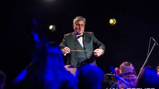 Finał polsko-niemieckiego projektu „Symphonic Project for Peace and Humanity” zdjęcie przedstawia muzyków na scenie Gorlickiego Centrum Kultury