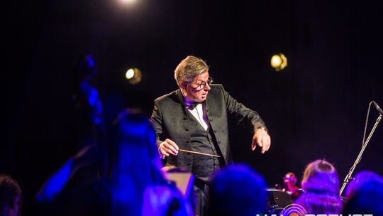 Finał polsko-niemieckiego projektu „Symphonic Project for Peace and Humanity” zdjęcie przedstawia muzyków na scenie Gorlickiego Centrum Kultury