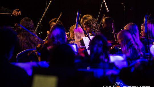 Finał polsko-niemieckiego projektu „Symphonic Project for Peace and Humanity” zdjęcie przedstawia muzyków na scenie Gorlickiego Centrum Kultury
