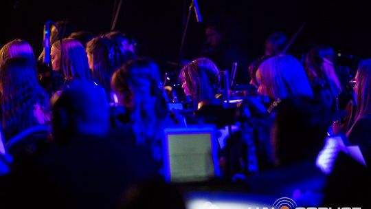 Finał polsko-niemieckiego projektu „Symphonic Project for Peace and Humanity” zdjęcie przedstawia muzyków na scenie Gorlickiego Centrum Kultury