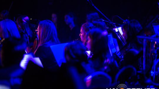 Finał polsko-niemieckiego projektu „Symphonic Project for Peace and Humanity” zdjęcie przedstawia muzyków na scenie Gorlickiego Centrum Kultury