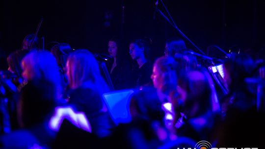 Finał polsko-niemieckiego projektu „Symphonic Project for Peace and Humanity” zdjęcie przedstawia muzyków na scenie Gorlickiego Centrum Kultury