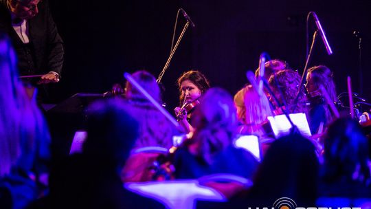 Finał polsko-niemieckiego projektu „Symphonic Project for Peace and Humanity” zdjęcie przedstawia muzyków na scenie Gorlickiego Centrum Kultury