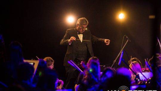 Finał polsko-niemieckiego projektu „Symphonic Project for Peace and Humanity” zdjęcie przedstawia muzyków na scenie Gorlickiego Centrum Kultury