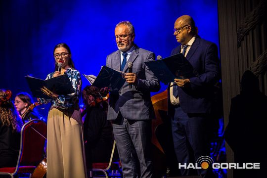 zdjęcie przedstawia muzyków na scenie Gorlickiego Centrum Kultury