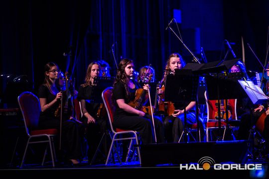 zdjęcie przedstawia muzyków na scenie Gorlickiego Centrum Kultury