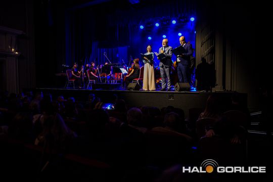 zdjęcie przedstawia muzyków na scenie Gorlickiego Centrum Kultury