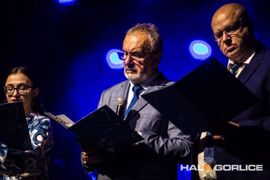 zdjęcie przedstawia muzyków na scenie Gorlickiego Centrum Kultury