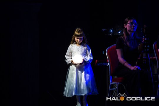 zdjęcie przedstawia muzyków na scenie Gorlickiego Centrum Kultury