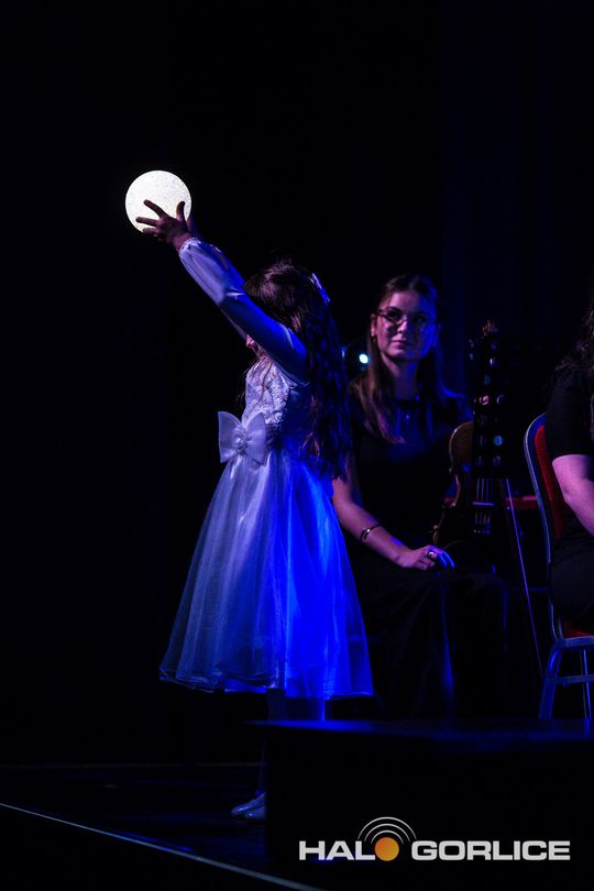 zdjęcie przedstawia muzyków na scenie Gorlickiego Centrum Kultury