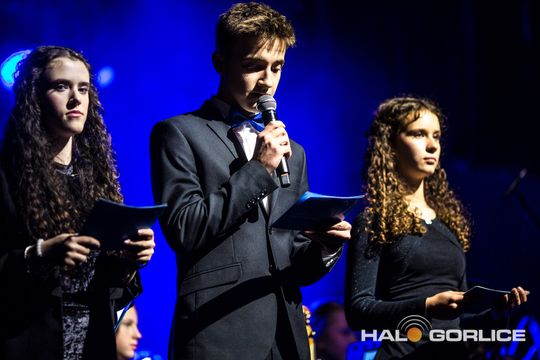 zdjęcie przedstawia muzyków na scenie Gorlickiego Centrum Kultury