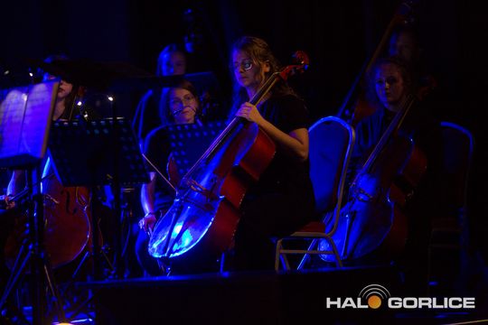 zdjęcie przedstawia muzyków na scenie Gorlickiego Centrum Kultury