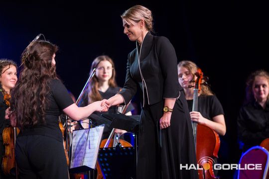 zdjęcie przedstawia muzyków na scenie Gorlickiego Centrum Kultury