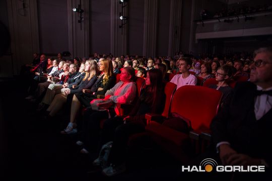 zdjęcie przedstawia muzyków na scenie Gorlickiego Centrum Kultury