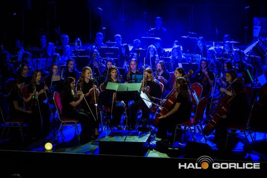 zdjęcie przedstawia muzyków na scenie Gorlickiego Centrum Kultury