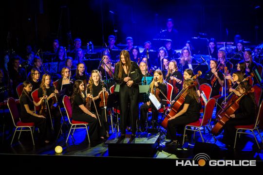 zdjęcie przedstawia muzyków na scenie Gorlickiego Centrum Kultury