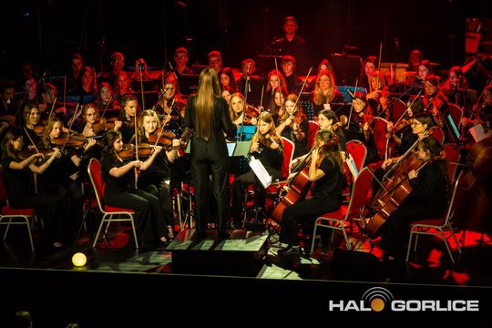 zdjęcie przedstawia muzyków na scenie Gorlickiego Centrum Kultury
